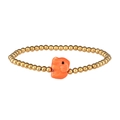 Detalle de pulsera con cuentas doradas y un pequeño colgante de elefante naranja - Oro Elefante Naranja