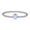 Detalle de la pulsera de cuentas plateadas con un lindo colgante de elefante azul claro - Plata Pato Azul