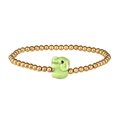 Detalle de una pulsera de cuentas doradas con un encantador colgante de elefante verde - Oro Elefante Verde