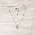 Collar de cadena de bolas de acero inoxidable con colgante de concha sobre tela de raso - Estilo Concha Plateado (YN-1053-C-S)