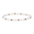 Dettaglio di perle cilindriche bianche e sfere metalliche dorate sul bracciale - Bianco