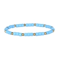Dettaglio del bracciale bohémien con perline quadrate blu cielo e distanziatori dorati - Celeste