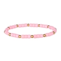Vista macro de la pulsera bohemia elástica con cuentas de resina rosa y detalles dorados - Rosa