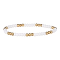 Détail de perles blanches en céramique et dorées en acier sur bracelet élastique - Blanc (Perles Dorées)