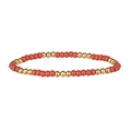 Détail de perles rouges mates et sphères en acier doré sur un bracelet perlé minimaliste - Rouge Foncé (Perles Dorées)