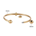 Detalle de la cuenta de 8mm y el tubo flexible de 3mm en la pulsera abierta dorada - Brazalete con 2 Cuentas (YB1167G-3mm) / Dorado