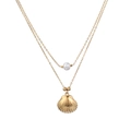 Detalle de collar de capas en acero dorado con colgante de concha y perla blanca elegante - Estilo Concha (YN1163G) / Dorado
