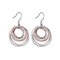 Detalle de aros entrelazados de metal bicolor con acabado martillado irregular - Mezcla Plateado Oro Rosa