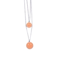 Dettaglio della collana a doppio strato in acciaio inox con pendenti smiley arancioni - Base Argento Arancione