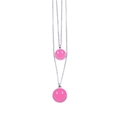 Dettaglio di una collana a doppio strato in acciaio inox con ciondoli smiley rosa - Argento - Rosa rosso