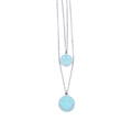 Dettaglio di una collana doppia in acciaio inossidabile con due smiley in smalto blu - Base Argento Blu Acqua
