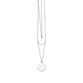 Dettaglio di una collana a doppio strato in acciaio inossidabile con due ciondoli smiley - Argento-Bianco