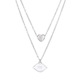 Detalle del collar de doble capa de acero con colgantes de mini corazón y labios - Blanco Plateado