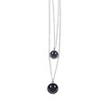 Dettaglio della collana a doppio strato in acciaio inossidabile con pendenti smiley neri - Argento-Nero