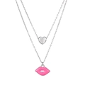 Detalle de collar doble plateado con corazón 3D y colgantes de labios en esmalte rosa - Plata Rojo Rosa
