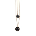 Detalle del collar de doble capa dorado con colgantes de carita sonriente esmaltada - Dorado-Negro