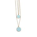 Detalle del collar doble dorado con colgantes esmaltados azul claro de carita sonriente - Base Dorada Azul Aqua