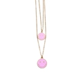 Dettaglio di collana dorata a due strati con ciondoli smiley in smalto rosa su sfondo bianco - Oro-Rosa Chiaro