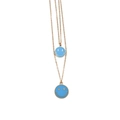 Dettaglio di una collana dorata a doppio strato con ciondoli smiley in smalto celeste - Base Dorata Blu Chiaro