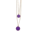 Dettaglio della collana doppia dorata con ciondoli sorriso in smalto viola - Oro-Viola