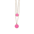Dettaglio della collana a doppio strato dorata con ciondoli smaltati rosa sorriso - Oro - Rosa rosso