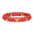 Dettaglio di due braccialetti di perline rosse e oro con perline Heishi e finiture in oro - Rosso (YB1179G-RED)