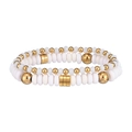 Dettaglio di perline Heishi bianche e distanziatori dorati sui braccialetti Game Day - Bianco (YB1179G-WHT)