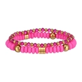 Dettaglio di perline Heishi fucsia e distanziatori dorati nel set di braccialetti doppi - Fucsia (YB1179G-FUS)