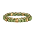 Dettaglio di un set di braccialetti elastici con perline verde oliva e accenti dorati - Verde Militare (YB1179G-GRN)