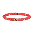 Detalle de cuentas cilíndricas de arcilla polimérica roja y espaciadores dorados en la pulsera - Rojo