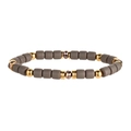 Detalle de cuentas cilíndricas grises mate y detalles dorados en pulsera elástica - Café