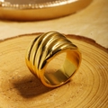 18K vergoldeter Edelstahlring mit Spiralwellentextur auf einer Holzunterlage - US 6 / Gold Wellen Spiral Stil (MSXRMW1291G)