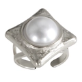 Bague carrée argentée martelée avec une grande perle blanche en design ouvert chic - Bague (SR0614S)