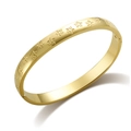 Brazalete dorado minimalista con motivos de estrellas en relieve y acabado pulido - Bangle / Dorado