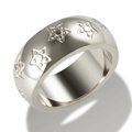 Anillo ancho moderno de plata con patrones de estrellas huecas y acabado pulido - US 7 / Plateado