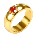 Bague chic en titane plaqué or avec un oxyde de zirconium rouge et un anneau large - US 6 / Or avec Strass Rouge (MSXRJMG1470G-R)