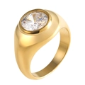 Détail d'une bague chevalière en acier plaqué or 18k avec un zircon rond serti clos - Style Bande Large Sertissage Pierre Ronde (MSXRJMG1512G)