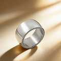 Bague large en acier inoxydable argenté avec bordure corde sous une lumière artistique - US 7 / Acier