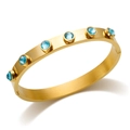 Gepolijste gouden roestvrijstalen armband met zes ronde hemelsblauwe zirkonia's - Goud (Blauwe Strass)