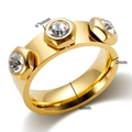 Dettaglio macro dell'anello placcato oro 18K con zirconi bianchi e montature esagonali - Oro-Zirconia Bianca-Esagono