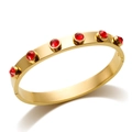 Luxe gouden roestvrijstalen armband ingelegd met zes ronde rode zirkonia steentjes - Goud (Rode Strass)