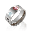 Dettaglio anello in acciaio argento con simboli cuore e yin yang in smalto colorato - Design Argento Misto Stella Luna Taiji (JDLR06)