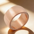 Bague large or rose avec finition mate et détail de texture de corde tressée - US 7 / Rose Rouge