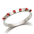 Zilveren roestvrijstalen armband met zes ingelegde rode ronde zirkonia steentjes - Zilverkleur (Rode Strass)