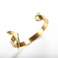 Bracelet jonc ajustable en acier titane doré avec finition brossée et design flèche - Bracelet Doré