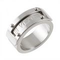 Polierter silberner Titanring mit geprägten römischen Ziffern und runden Nietendetails - Größe 6 / Römische Zahlen Niet Stil (R1755S) / Silber