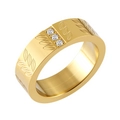 Anello in acciaio al titanio dorato con incisione di foglie e tre pietre incastonate - Stile Motivo Foglia Tre Zirconie (R1756G)