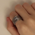 Brede zilveren ring met vijf holle lijnen en een rechthoekig smaragd geslepen kristal - US 6 / Zilver (R1633S)