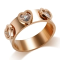 Bague large en acier titane or rose avec zircons en forme de cœur étincelants, fini poli - Bague Cœur Pierre Blanche Or Rose