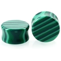 Gros plan des écarteurs d'oreilles en malachite avec design double flare et rayures vertes - 10mm / Malachite